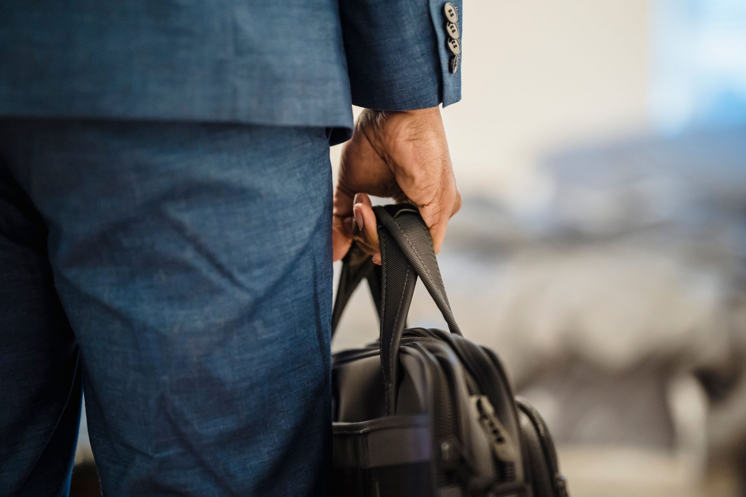 personne se rendant au travail avec une sacoche