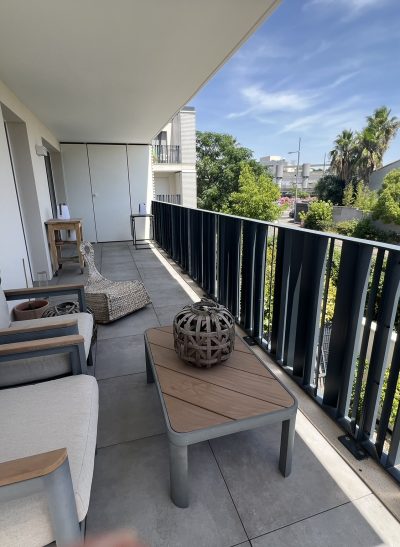 Terrasse lumineuse de l'appartement qui est actuellement à la vente